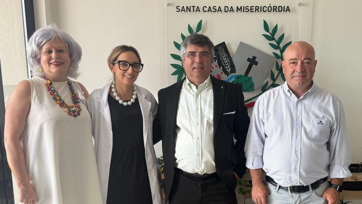 O Presidente da Fundação Nova Era Jean Pina (ao centro), no decurso da visita à Unidade de Cuidados Continuados Integrados - Longa Duração da Santa Casa da Misericórdia de Sernancelhe