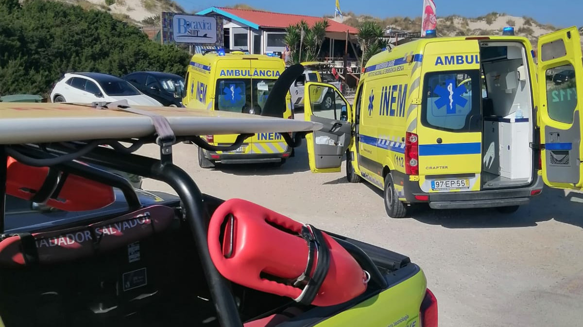 Imagem ilustrativa: Auxiliada surfista na praia da Cova de Alfarroba em Peniche