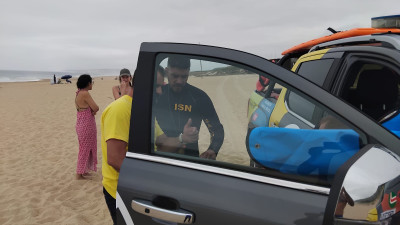 Imagem ilustrativa: Elementos do Projeto “SeaWatch” auxiliam duas pessoas em dificuldades na praia do Salgado na Nazaré