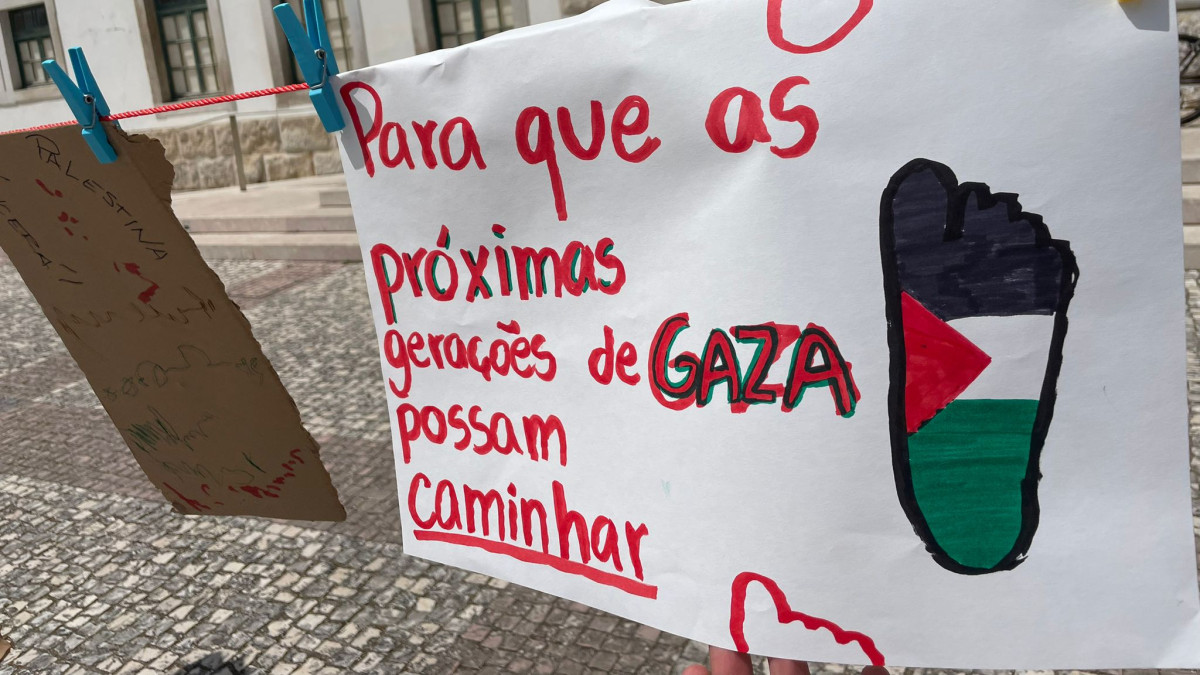 Imagem ilustrativa: Dezenas de pessoas em solidariedade com o Povo da Palestina no Bombarral