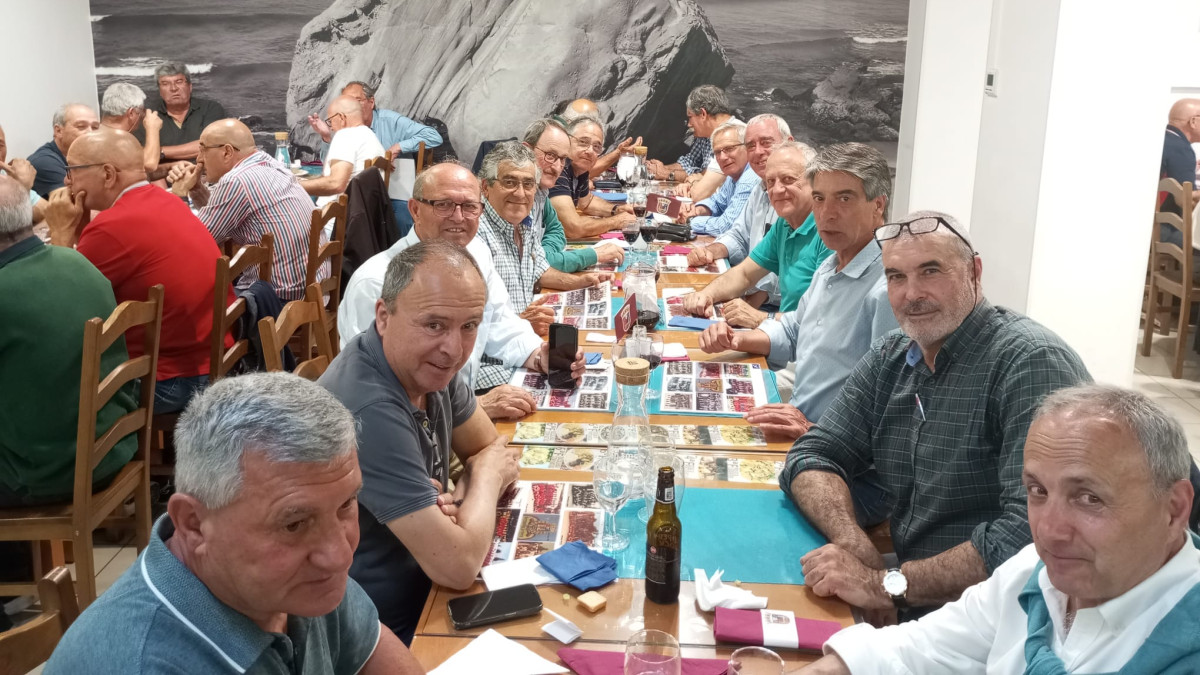 Imagem ilustrativa: Antigos atletas do Torreense em convívio