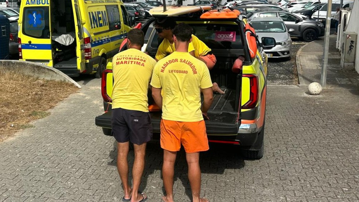 Imagem ilustrativa: Jovem assistido na praia da Consolação em Peniche