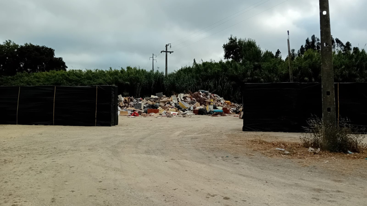 Uma nova abordagem na deposição do lixo em A-dos-Cunhados. Uma lixeira a céu aberto, mas devidamente resguardada dos olhares dos fregueses