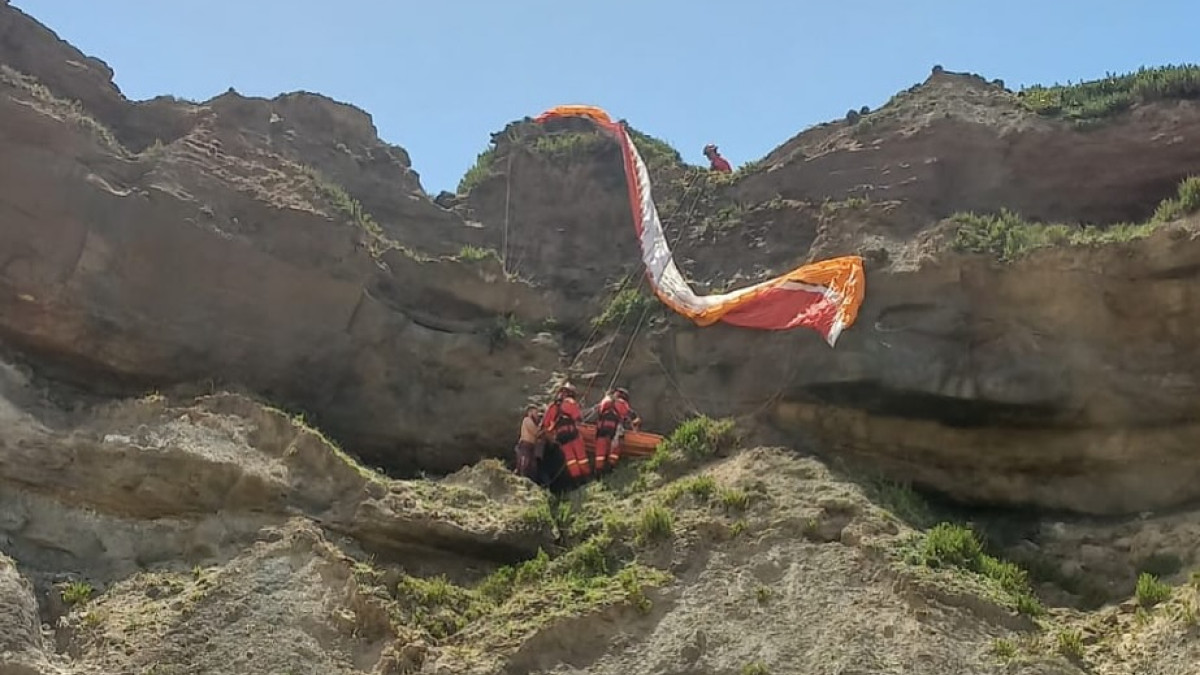Imagem ilustrativa: Queda de parapente na praia Foz do Sizandro causou um ferido leve